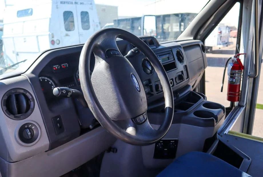 2012 Ford E350 Shuttle Bus - Image 4