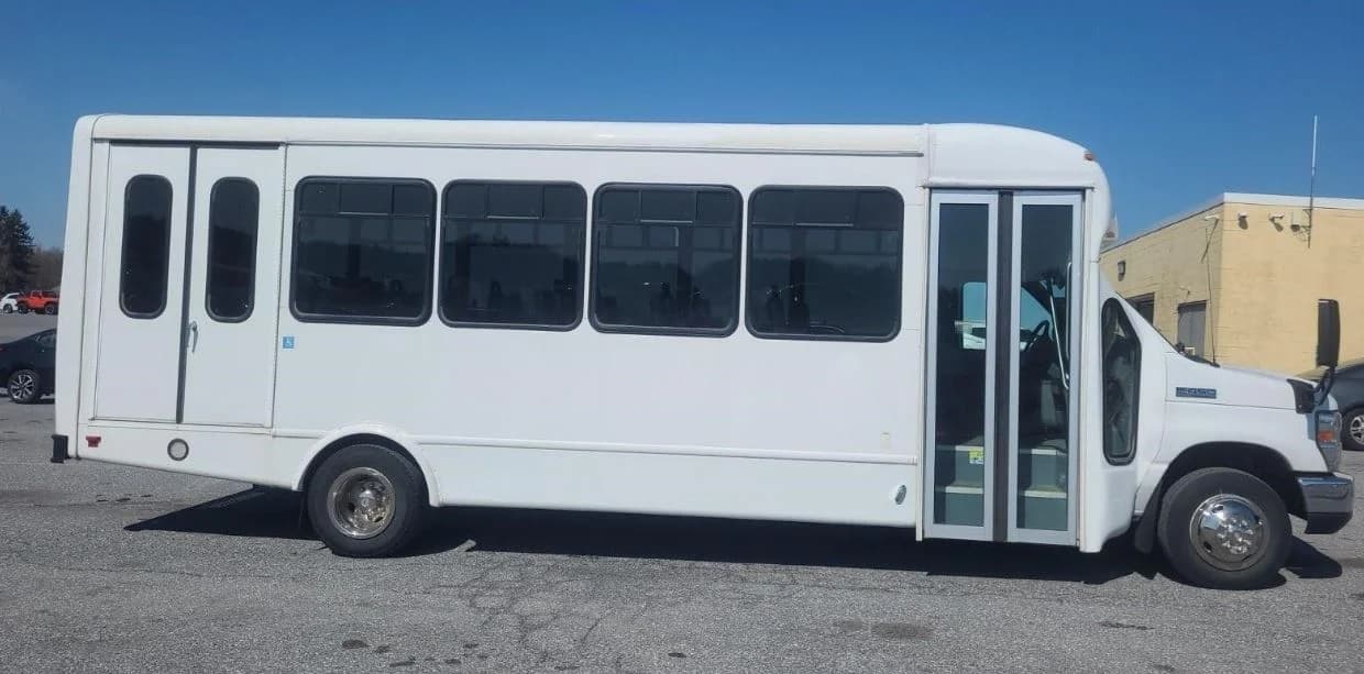2017 Ford E450 Shuttle Bus - Image 3