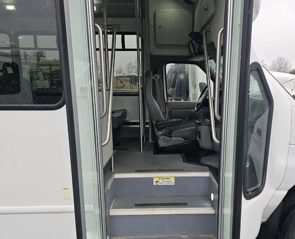 2017 Ford E450 Shuttle Bus - Image 4