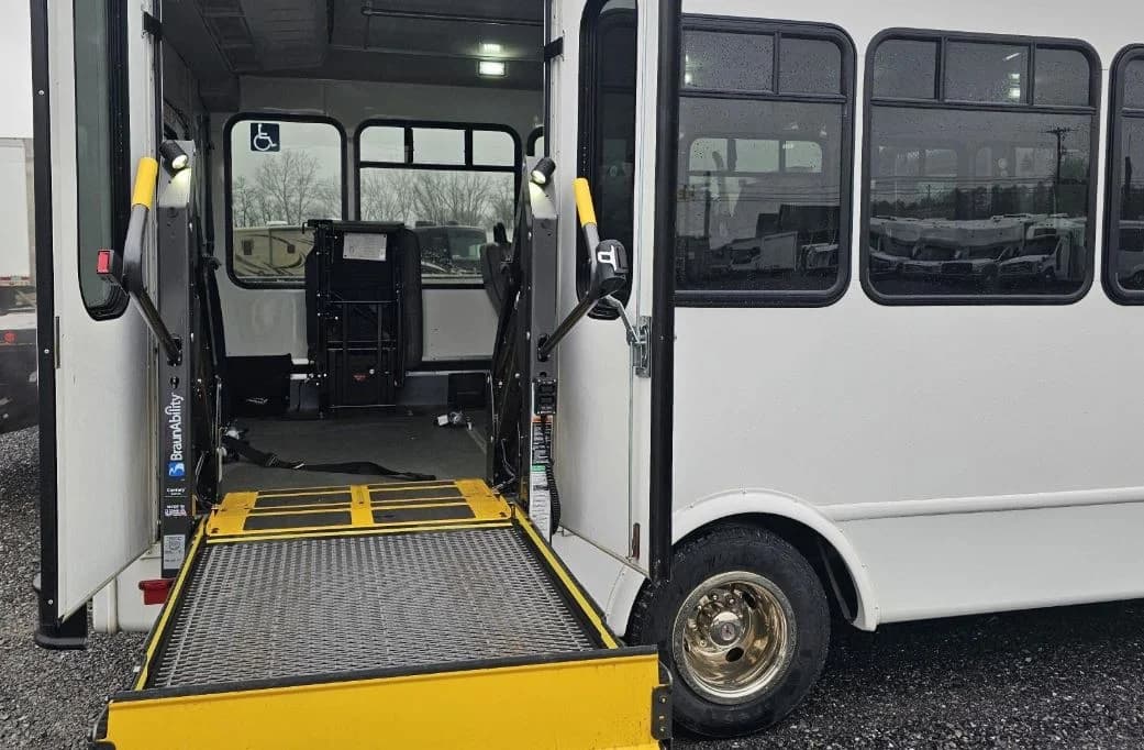 2017 Ford E450 Shuttle Bus - Image 5