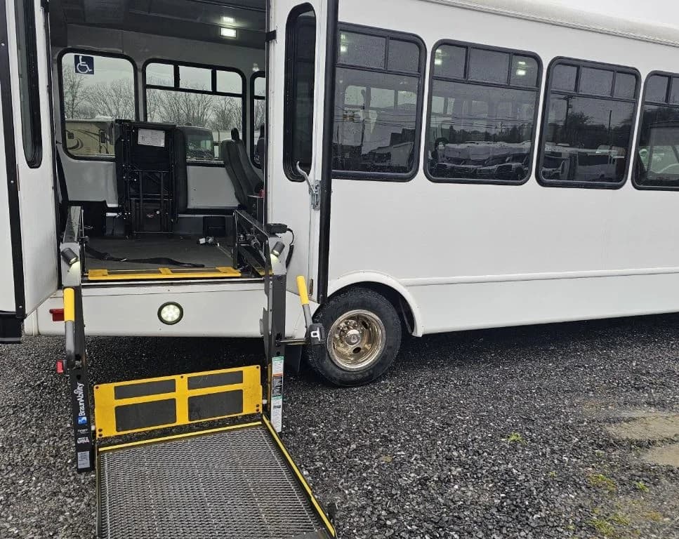 2017 Ford E450 Shuttle Bus - Image 6