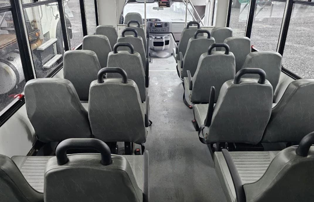 2017 Ford E450 Shuttle Bus - Image 8