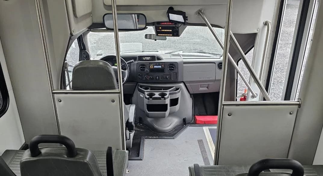 2017 Ford E450 Shuttle Bus - Image 9