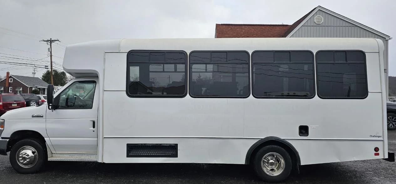 2017 Ford E450 Shuttle Bus - Image 3