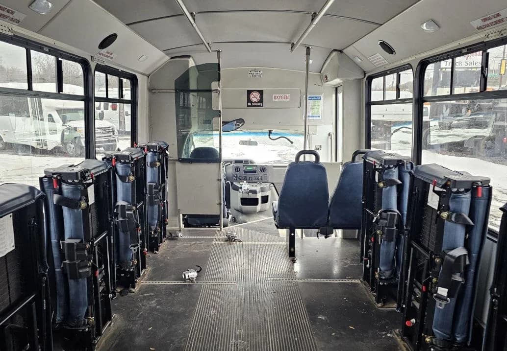 2017 Ford E450 Shuttle Bus - Image 4
