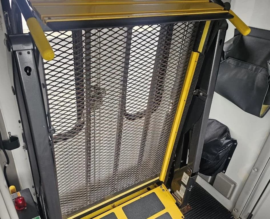 2012 Ford E450 Shuttle Bus - Image 6