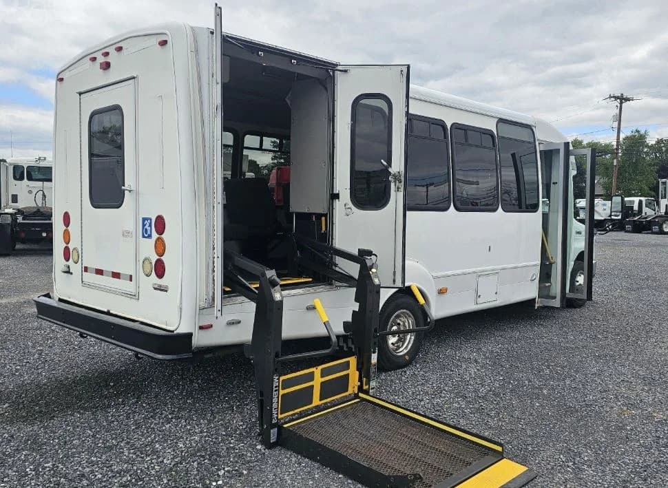 2012 Ford E450 Shuttle Bus - Image 4