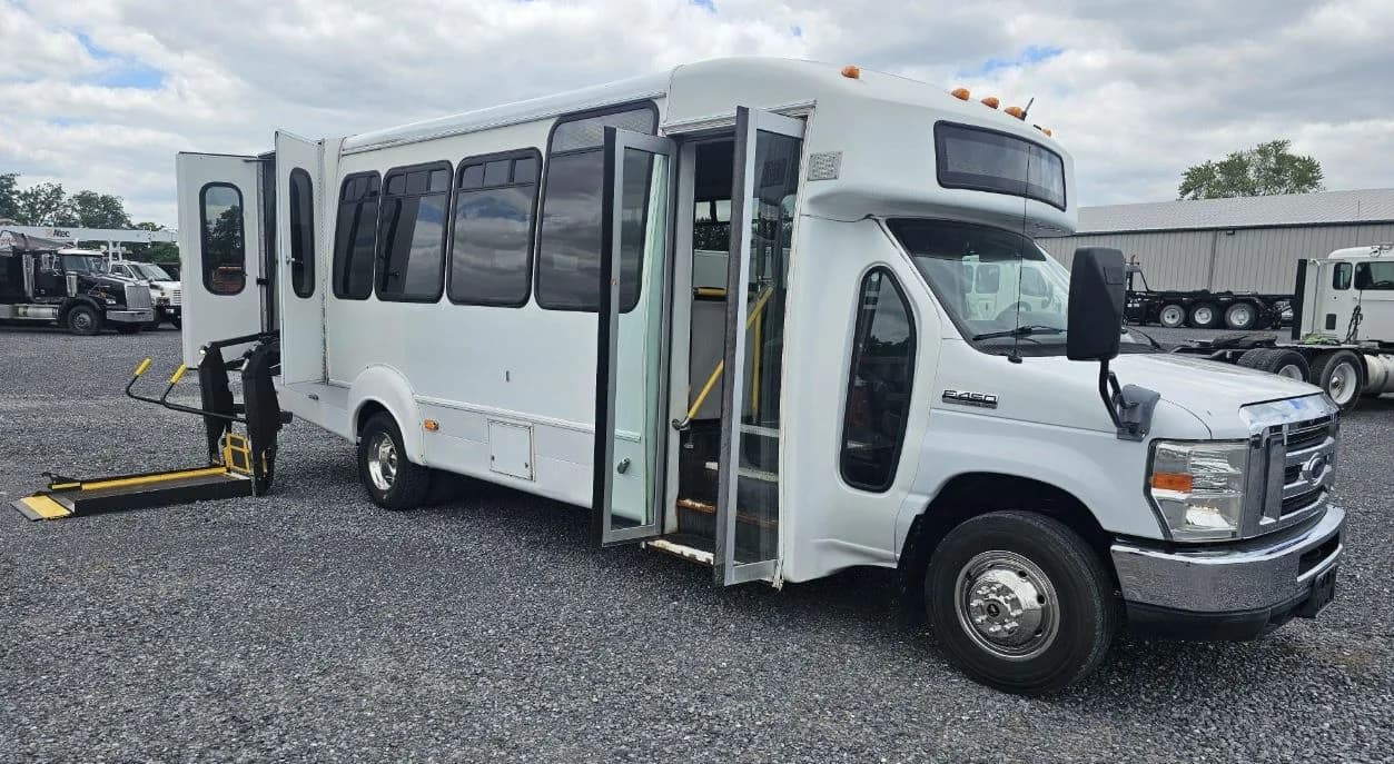 2012 Ford E450 Shuttle Bus - Image 3