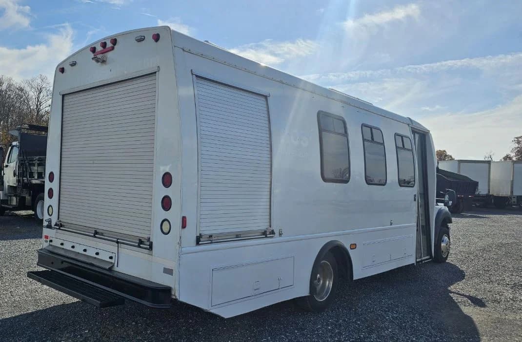 2012 Ford F550 XL Shuttle Bus - Image 3