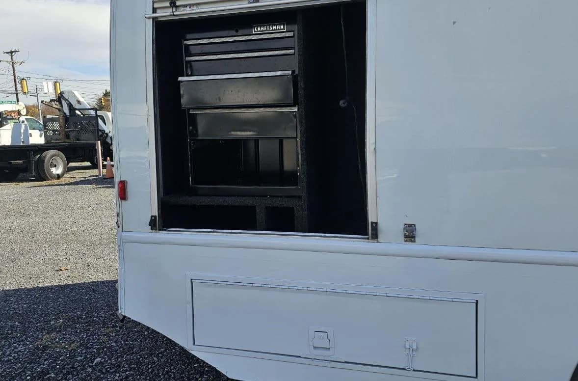 2012 Ford F550 XL Shuttle Bus - Image 5