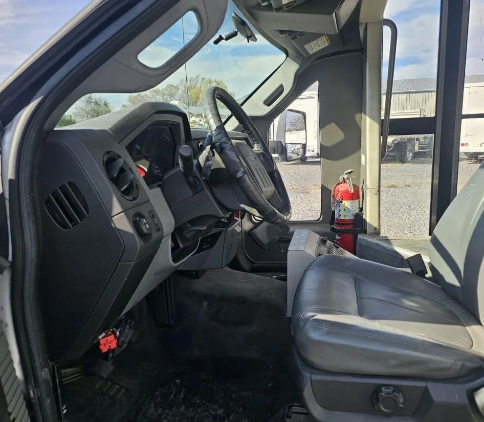 2012 Ford F550 XL Shuttle Bus - Image 6