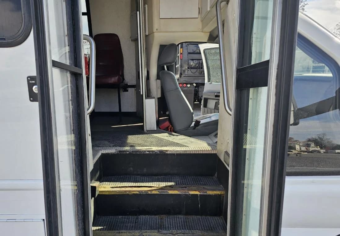 2012 Ford F550 XL Shuttle Bus - Image 7