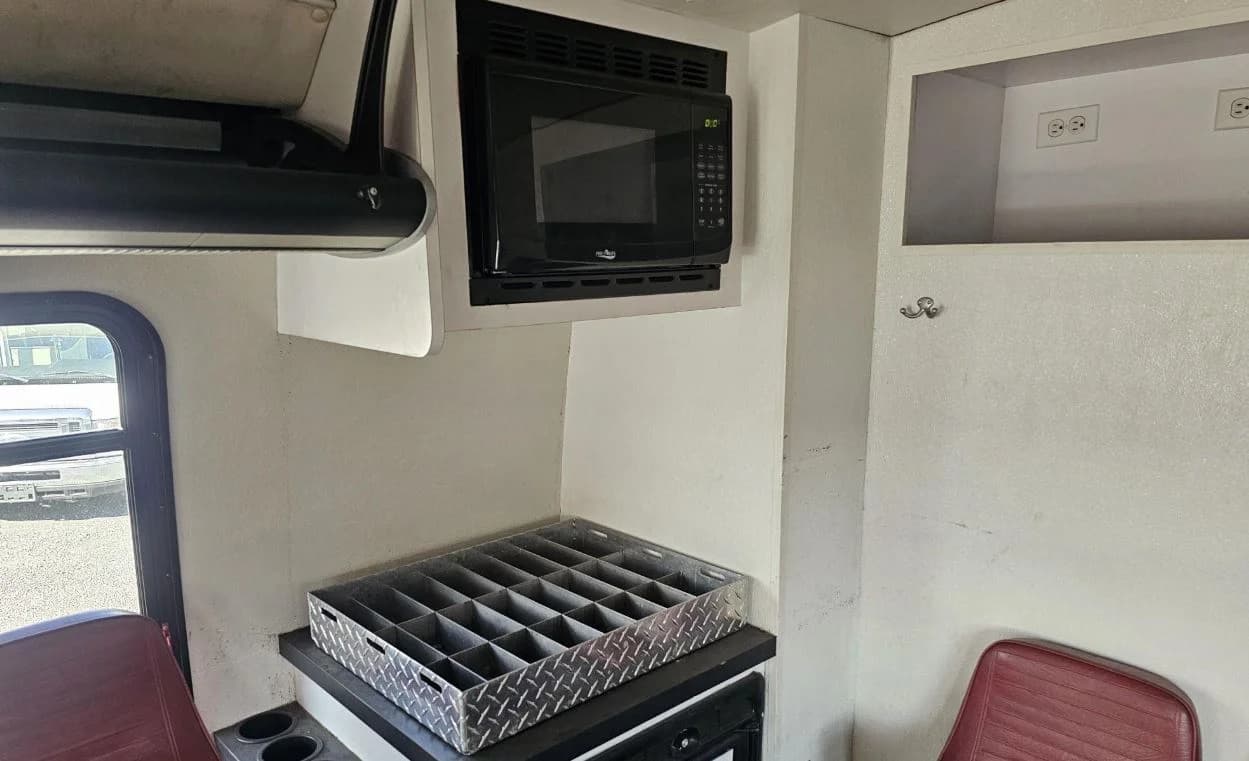 2012 Ford F550 XL Shuttle Bus - Image 9