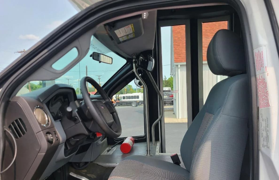 2011 Ford F550 XLT Shuttle Bus - Image 10