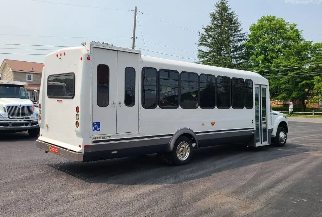 2011 Ford F550 XLT Shuttle Bus - Image 2