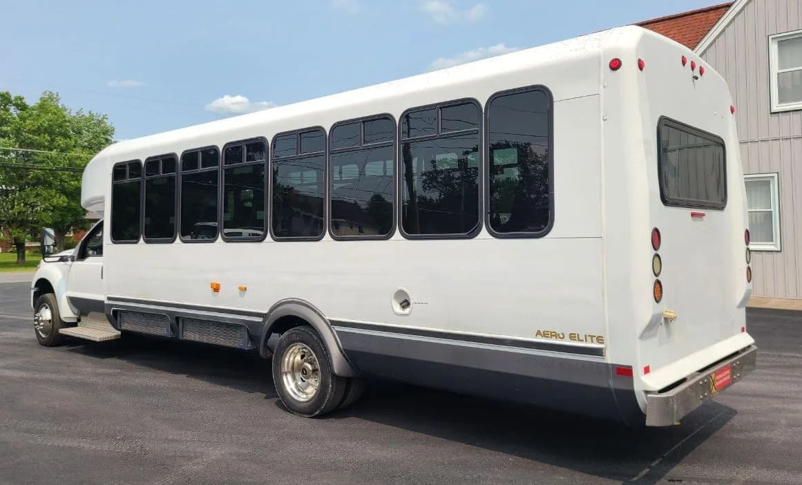 2011 Ford F550 XLT Shuttle Bus - Image 4