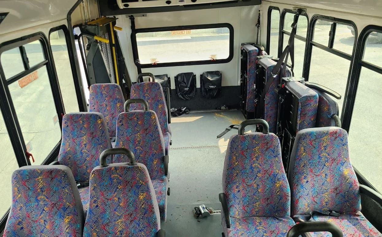 2011 Ford F550 XLT Shuttle Bus - Image 6