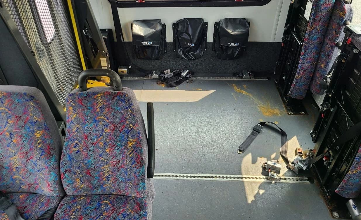 2011 Ford F550 XLT Shuttle Bus - Image 7