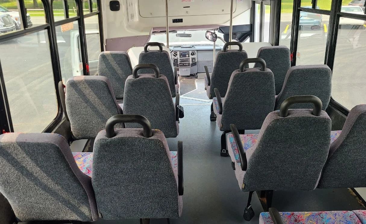 2011 Ford F550 XLT Shuttle Bus - Image 8