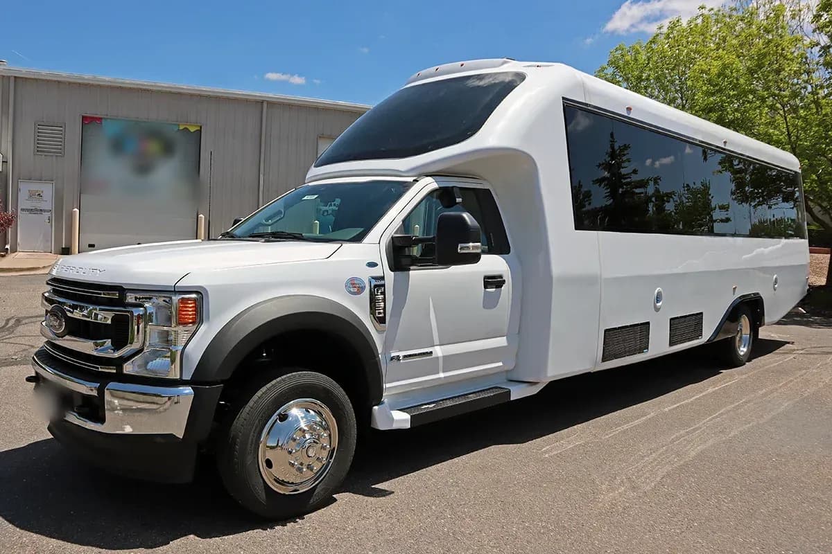 2022 Diamond VIP 3500 Shuttle Bus - Image 4