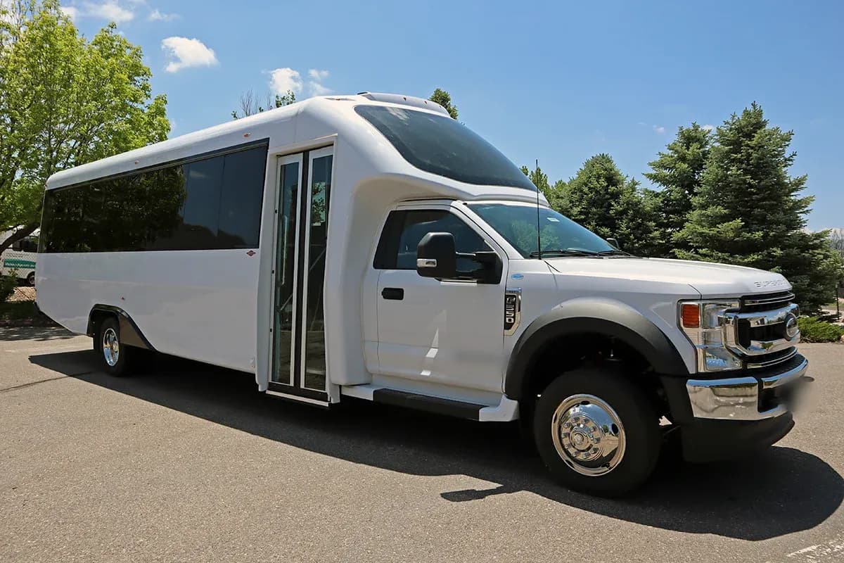 2022 Diamond VIP 3500 Shuttle Bus - Image 1