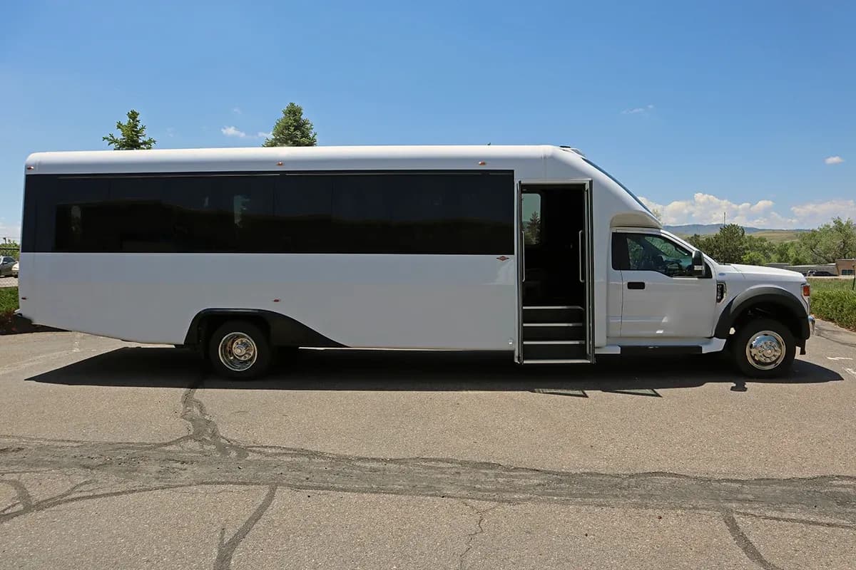 2022 Diamond VIP 3500 Shuttle Bus - Image 5