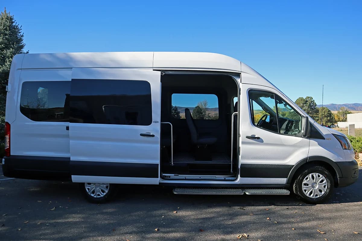 2022 Ford E-Transit Passenger Van - Image 1