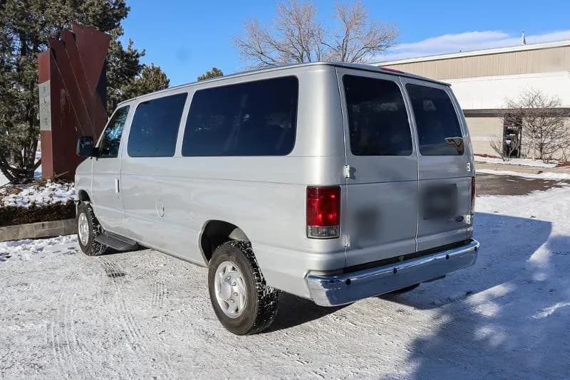 2010 Ford E350 Passenger Van - Image 4