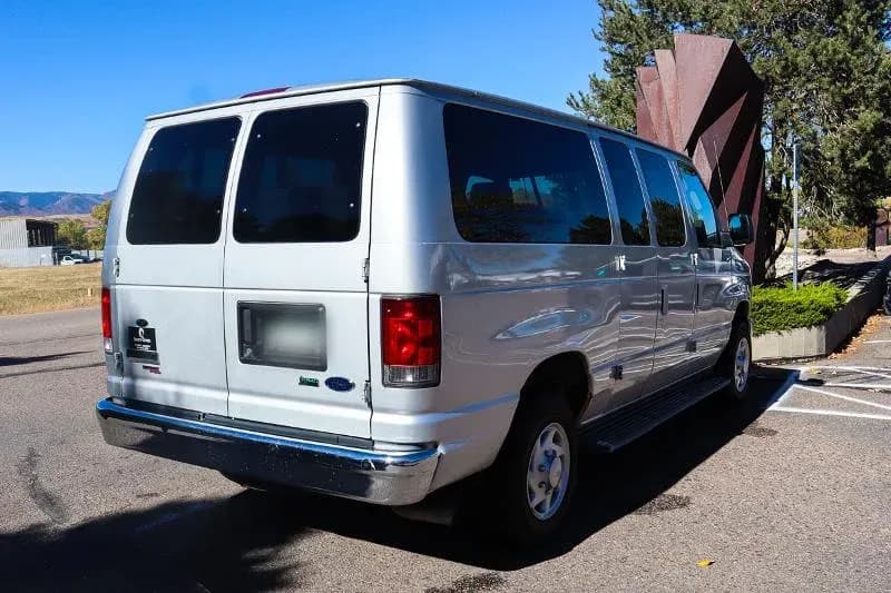 2010 Ford E350 Passenger Van - Image 4