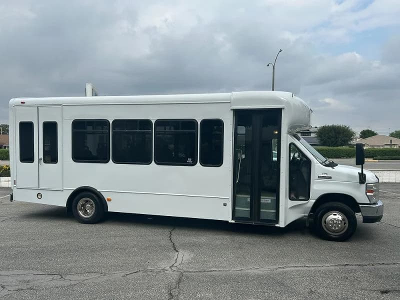 2011 Ford E450 Shuttle Bus - Image 2