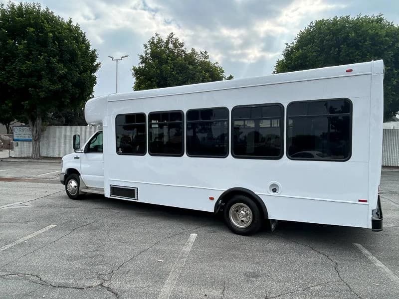 2011 Ford E450 Shuttle Bus - Image 4