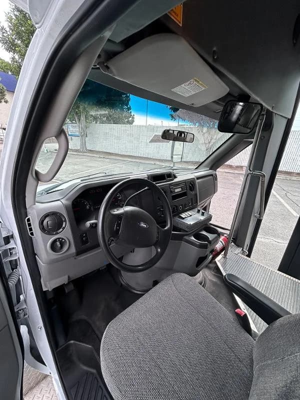 2011 Ford E450 Shuttle Bus - Image 5