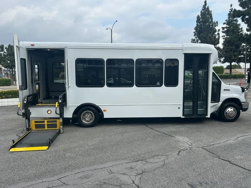 2011 Ford E450 Shuttle Bus - Image 8