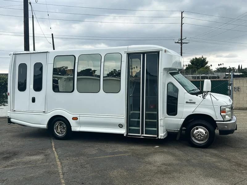 2008 Ford Odyssey Turtle Top Shuttle Bus - Image 2