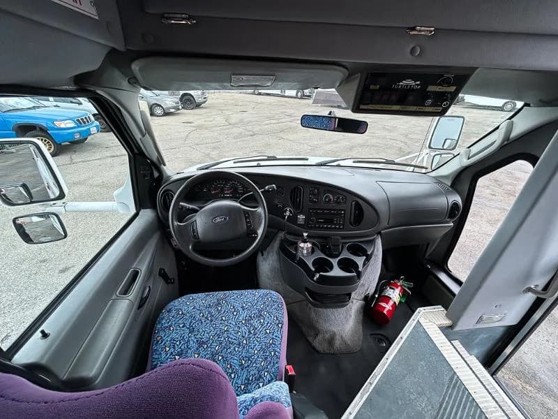 2008 Ford Odyssey Turtle Top Shuttle Bus - Image 10