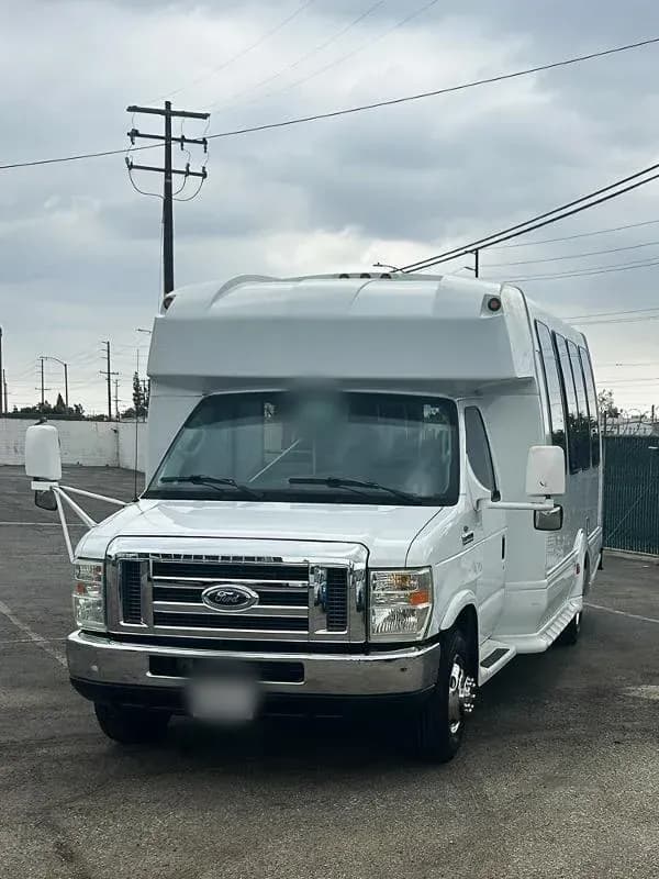 2008 Ford Odyssey Turtle Top Shuttle Bus - Image 3