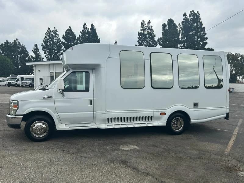 2008 Ford Odyssey Turtle Top Shuttle Bus - Image 6