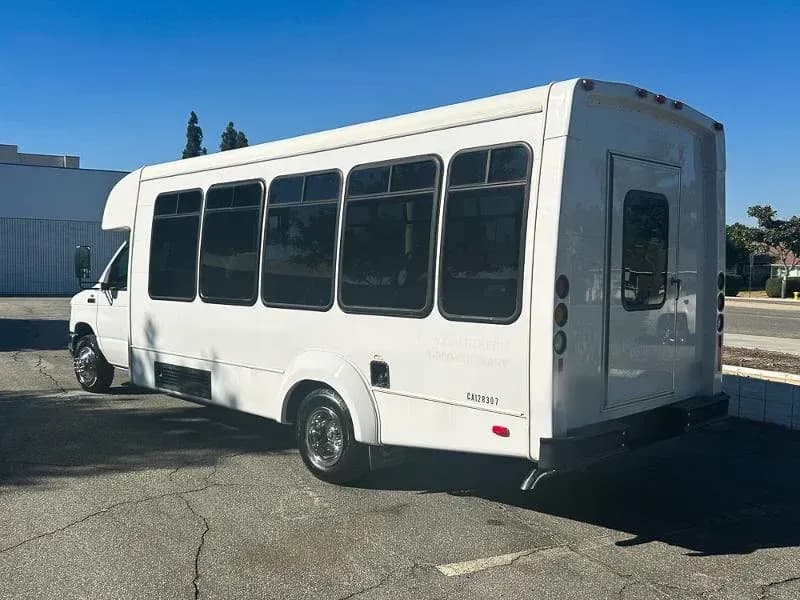 2013 Ford E450 Shuttle Bus - Image 3