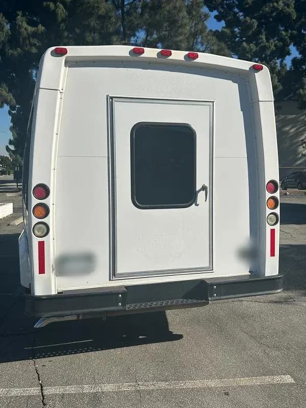 2013 Ford E450 Shuttle Bus - Image 4