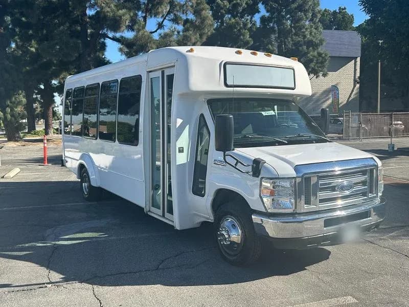 2013 Ford E450 Shuttle Bus - Image 5