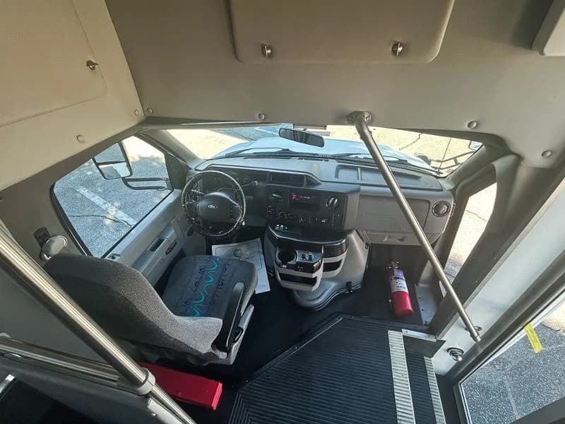 2013 Ford E450 Shuttle Bus - Image 8