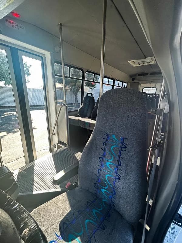 2013 Ford E450 Shuttle Bus - Image 9