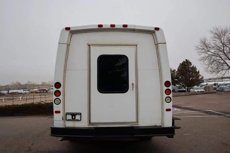 2015 Ford E450 Shuttle Bus - Image 4