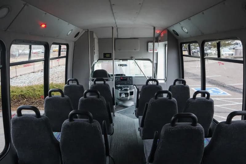 2015 Ford E450 Shuttle Bus - Image 9