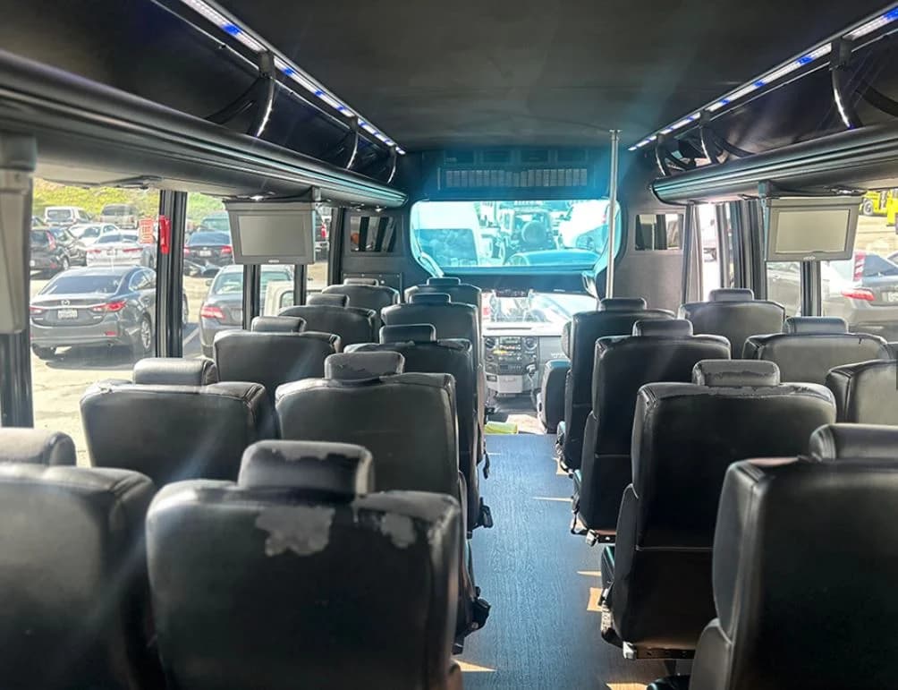 2015 Ford F550 Shuttle Bus - Image 6