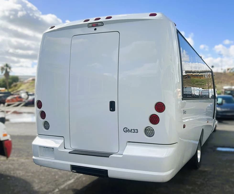 2015 Ford F550 Shuttle Bus - Image 3