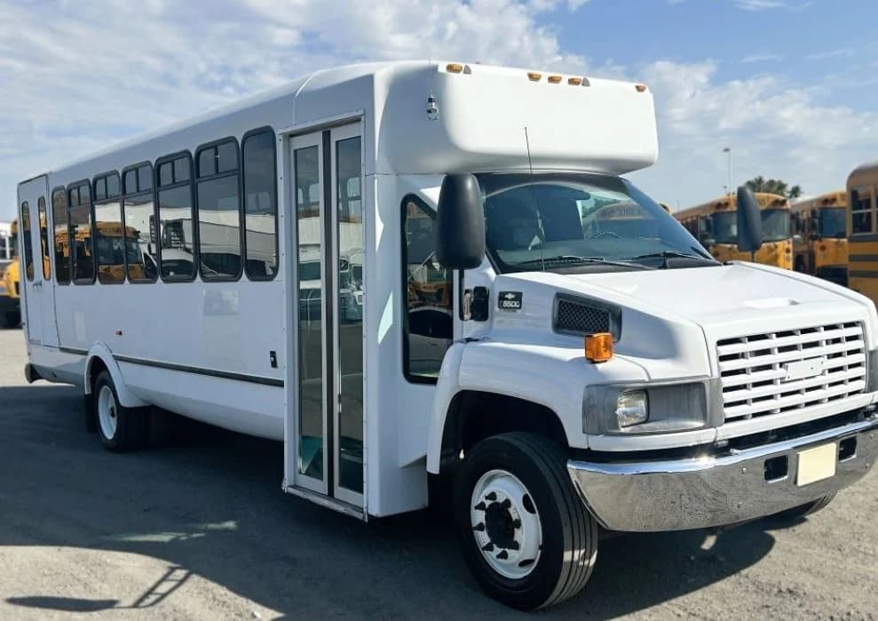 2009 Chevrolet El Dorado C5 Shuttle Bus - Image 2