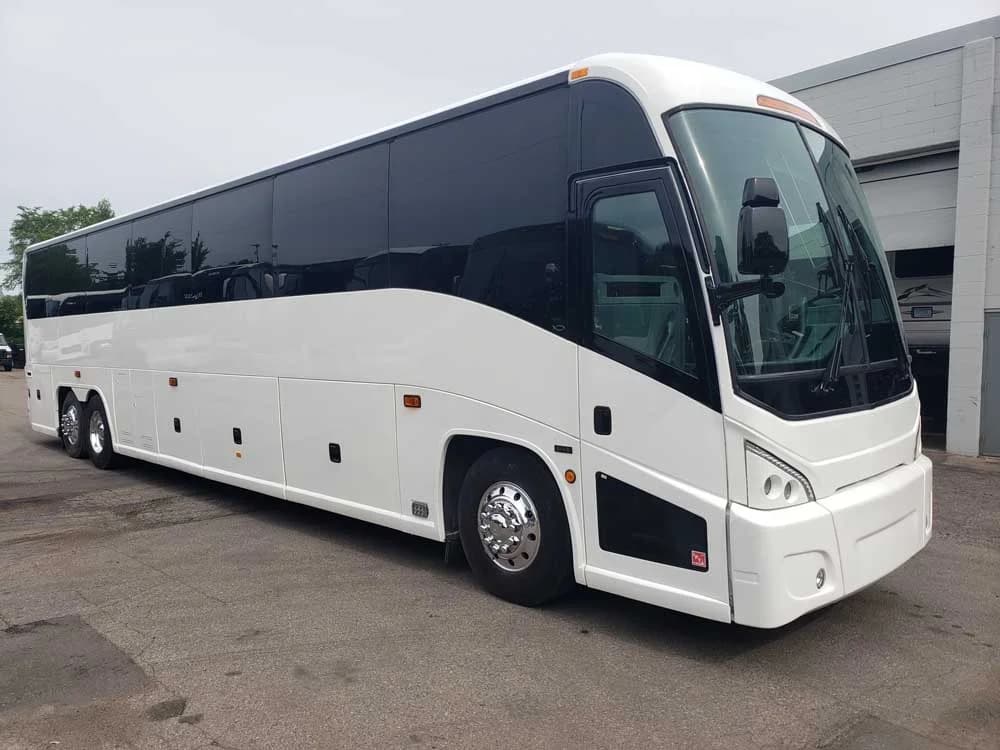 2005 MCI J4500 Coach Bus - Image 1