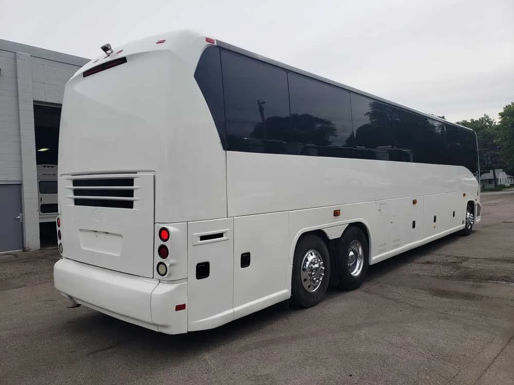 2005 MCI J4500 Coach Bus - Image 2