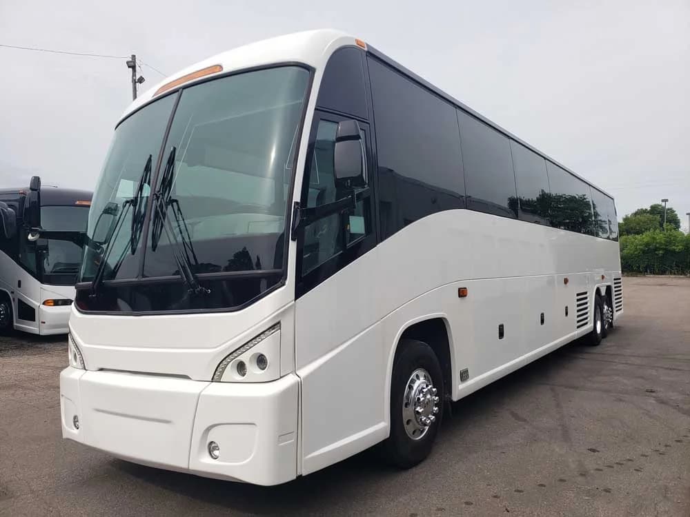 2005 MCI J4500 Coach Bus - Image 4